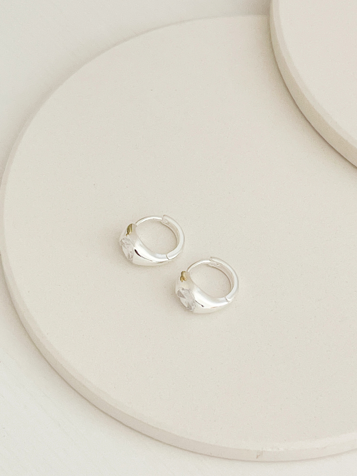 Niko Round Stone Huggies Silver
