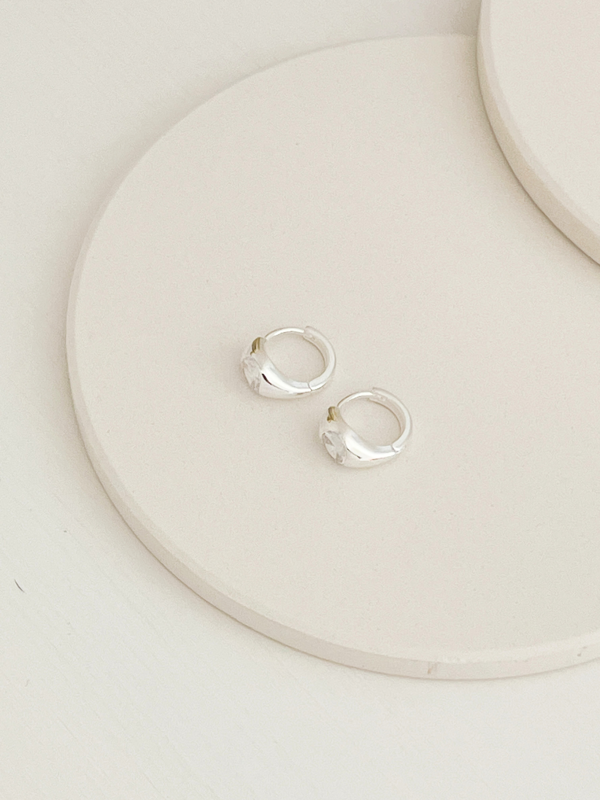 Niko Round Stone Huggies Silver