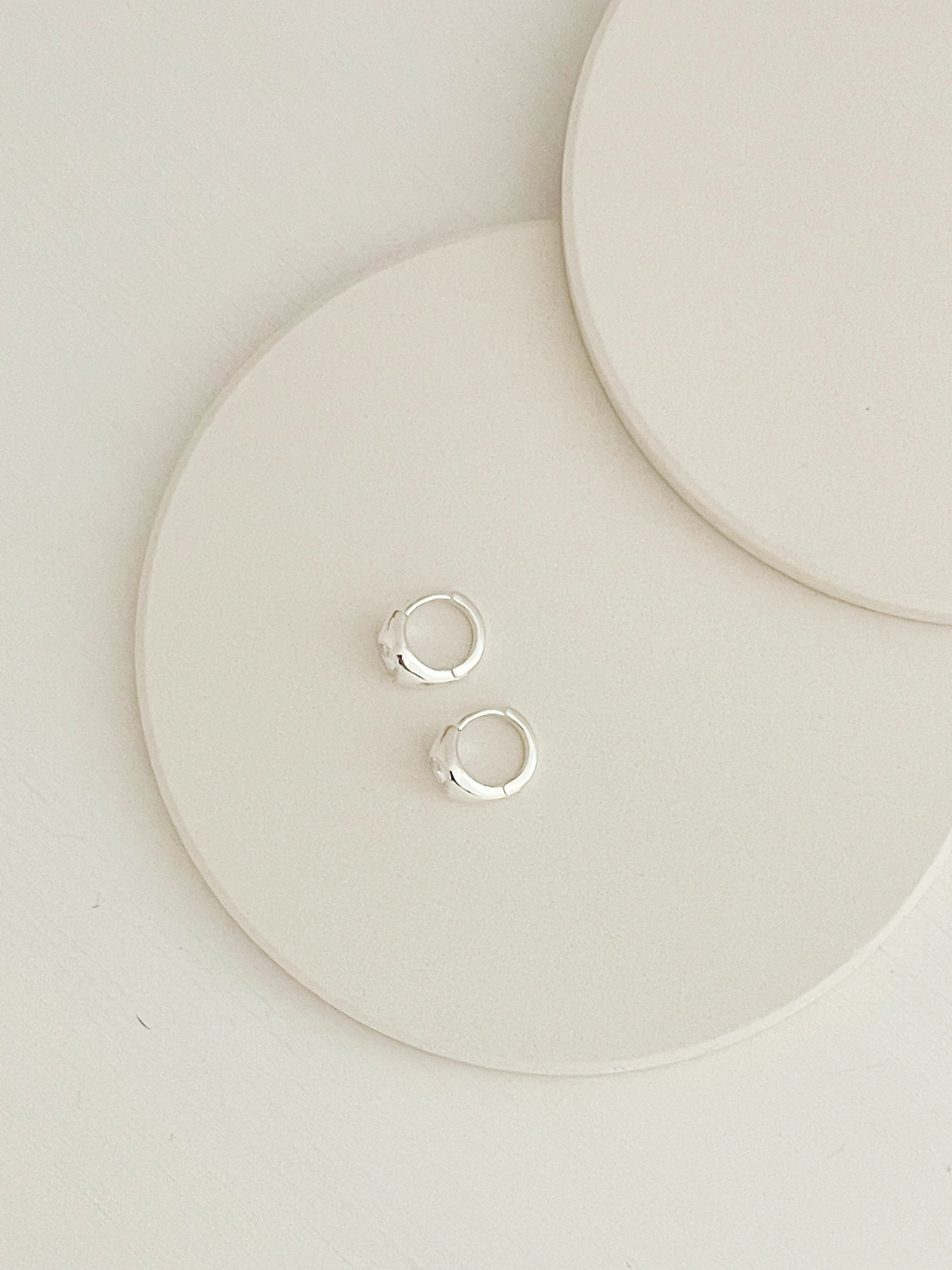 Niko Round Stone Huggies Silver