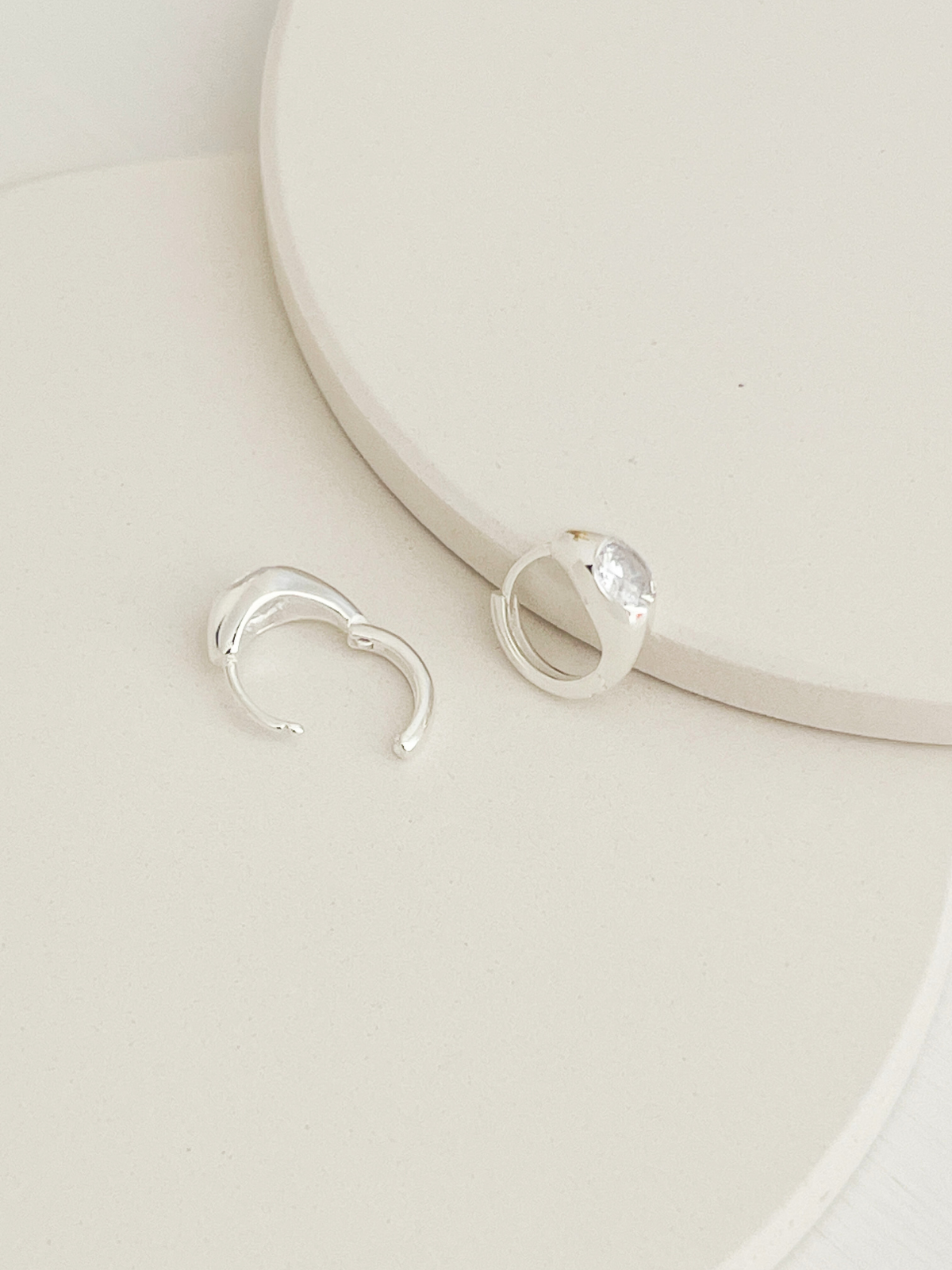 Niko Round Stone Huggies Silver