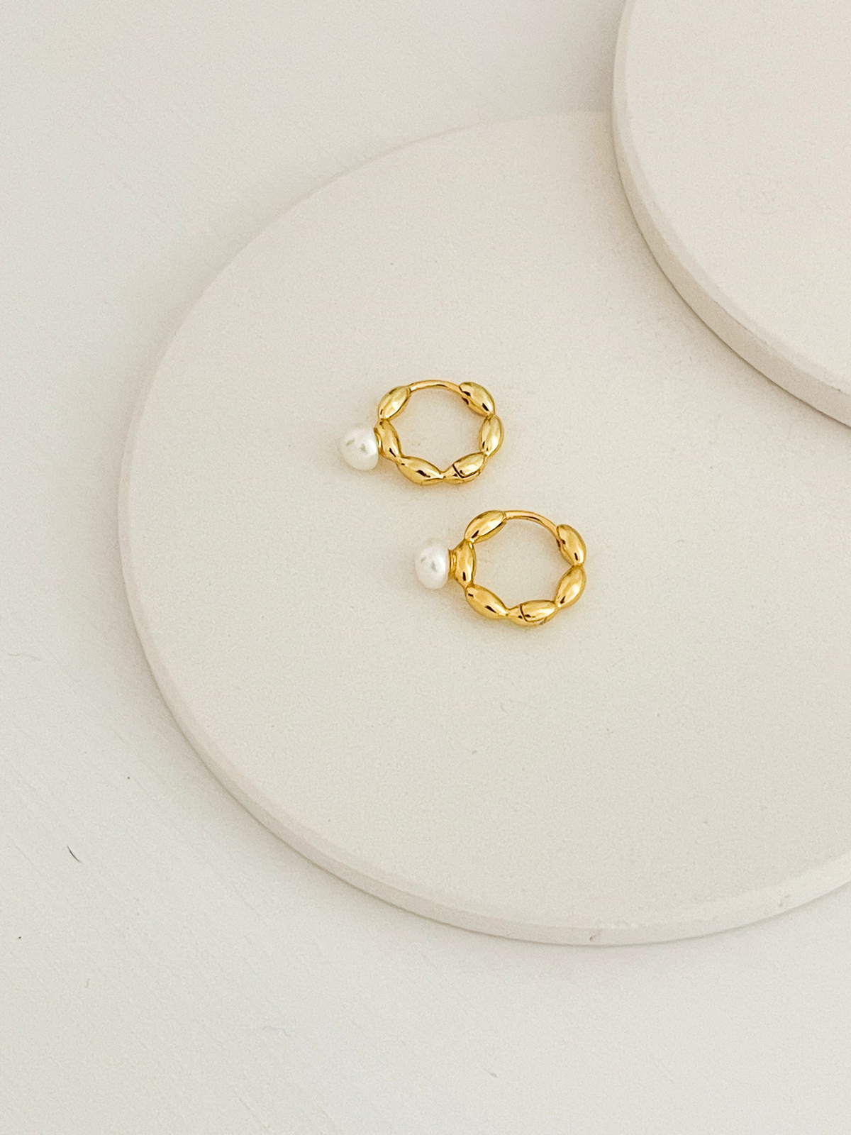 Avril Pearl Huggies Gold